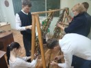 Наши дружные ребята начали активно плести маскировочные сети для бойцов СВО! 2