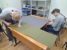 Наши дружные ребята начали активно плести маскировочные сети для бойцов СВО! 1
